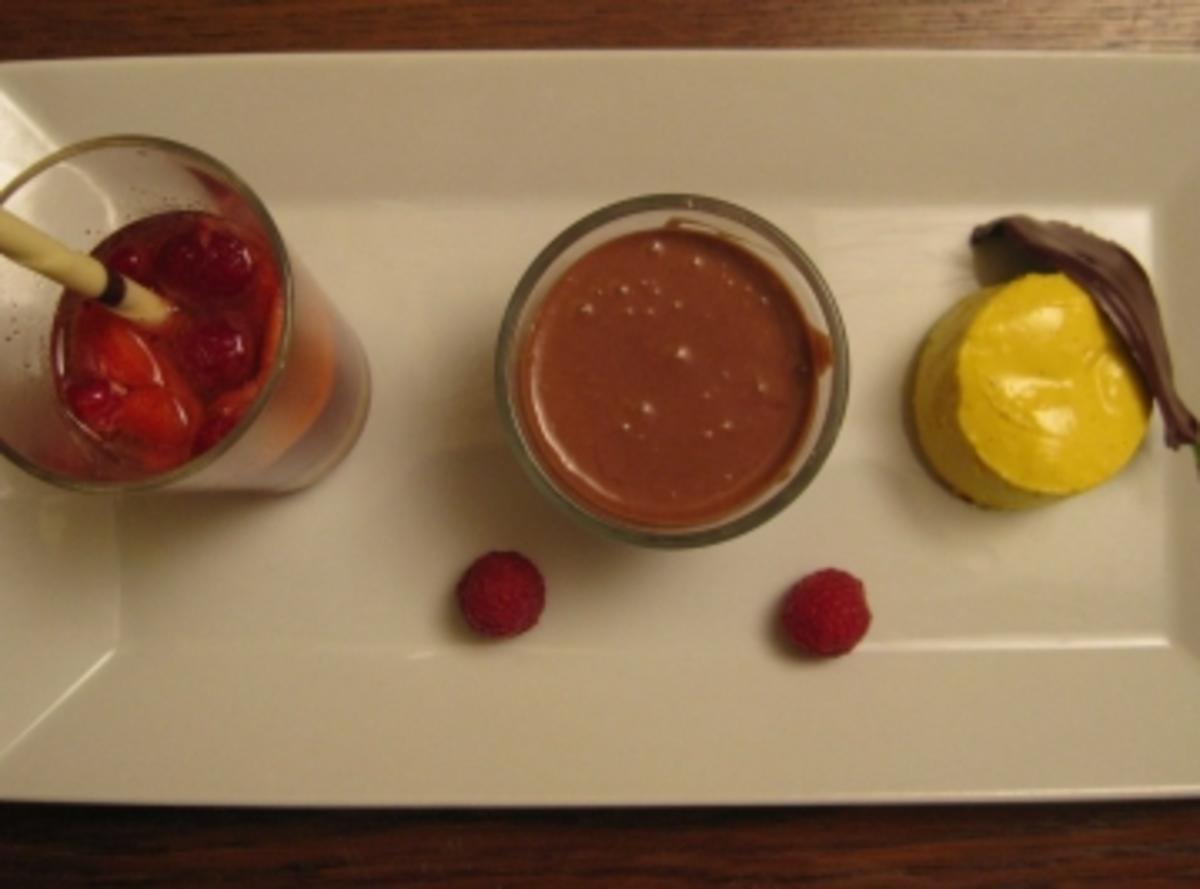 Mousse von der dreieckigen Schweizer Schokolade an Safrancreme dazu Gartenbeeren - Rezept