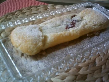 Gefüllte Blätterteigrolle mit Erdbeermarmelade und Schoko - Rezept