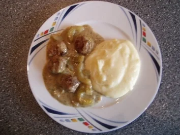 Rezept: Schmorgurkenpfanne mit Mettbällchen Schmorgurkenpfanne mit Mettbällchen - Rezept
