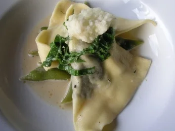 Agnelotto mit Blutwurstfüllung, Kaiserschoten  und Apfel- Meerettich- Topping - Rezept