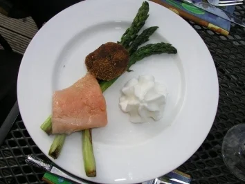 Rezept: Lachsforelle aus Westfalen an Auberginenbällchen und grünem Spargel Lachsforelle aus Westfalen an Auberginenbällchen und grünem Spargel - Rezept