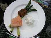 Lachsforelle aus Westfalen an Auberginenbällchen und grünem Spargel - Rezept