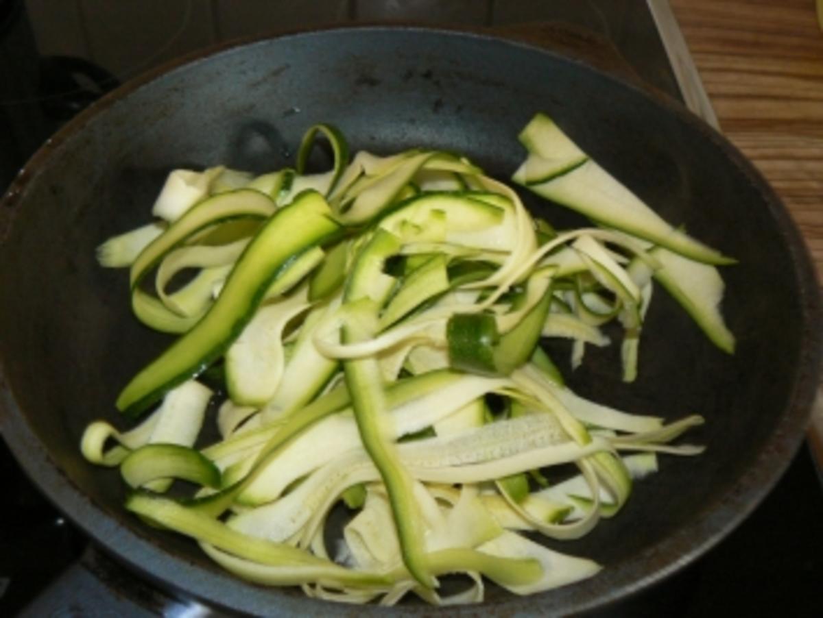 Überbackenes Pangasiusfilet mit Zucchini-Spaghettinest an Limettensauce - Rezept - Bild Nr. 2