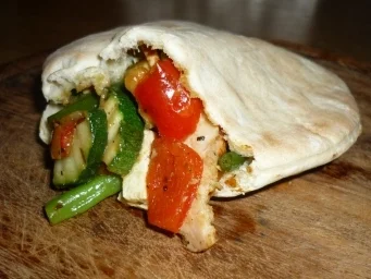 Pitabrot mit Gemüse-Hähnchen-Feta-Füllung - Rezept