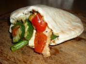 Pitabrot mit Gemüse-Hähnchen-Feta-Füllung - Rezept