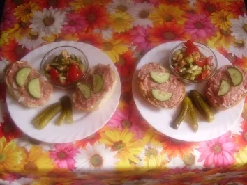 Mettbrötchen mit lecker Tomaten-Gurken-Käse-Salat - Rezept