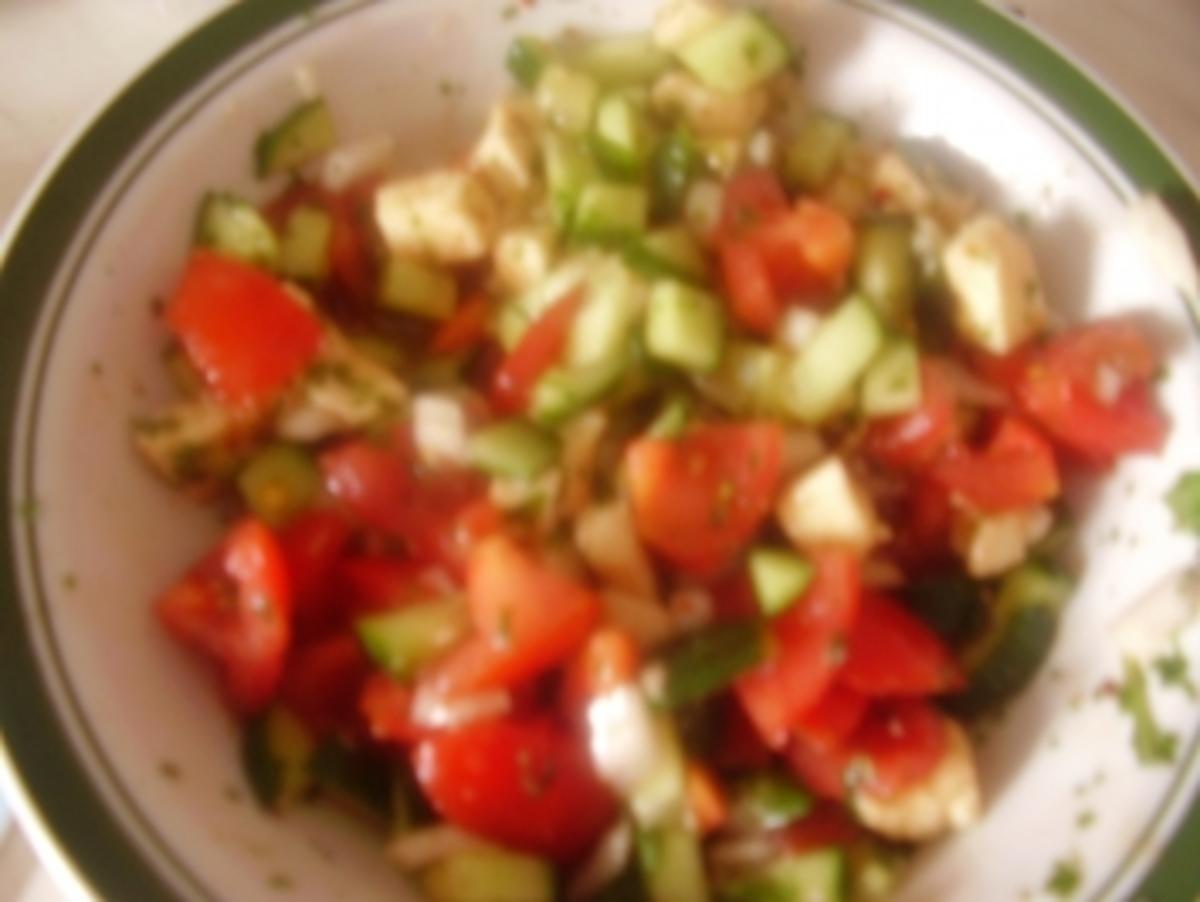 Mettbrötchen mit lecker Tomaten-Gurken-Käse-Salat - Rezept - Bild Nr. 2