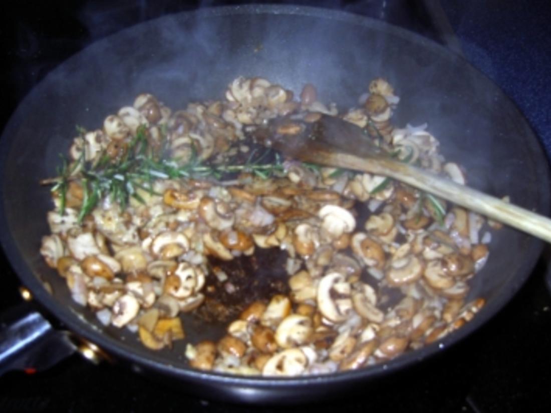 Pikantes Hähnchen Champignon Geschnetzeltes - einfach - 356 kcal/100g