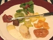 Flammendes Fleisch mit feurigem Käse an Rapunzelsalat mit Granatapfel - Rezept