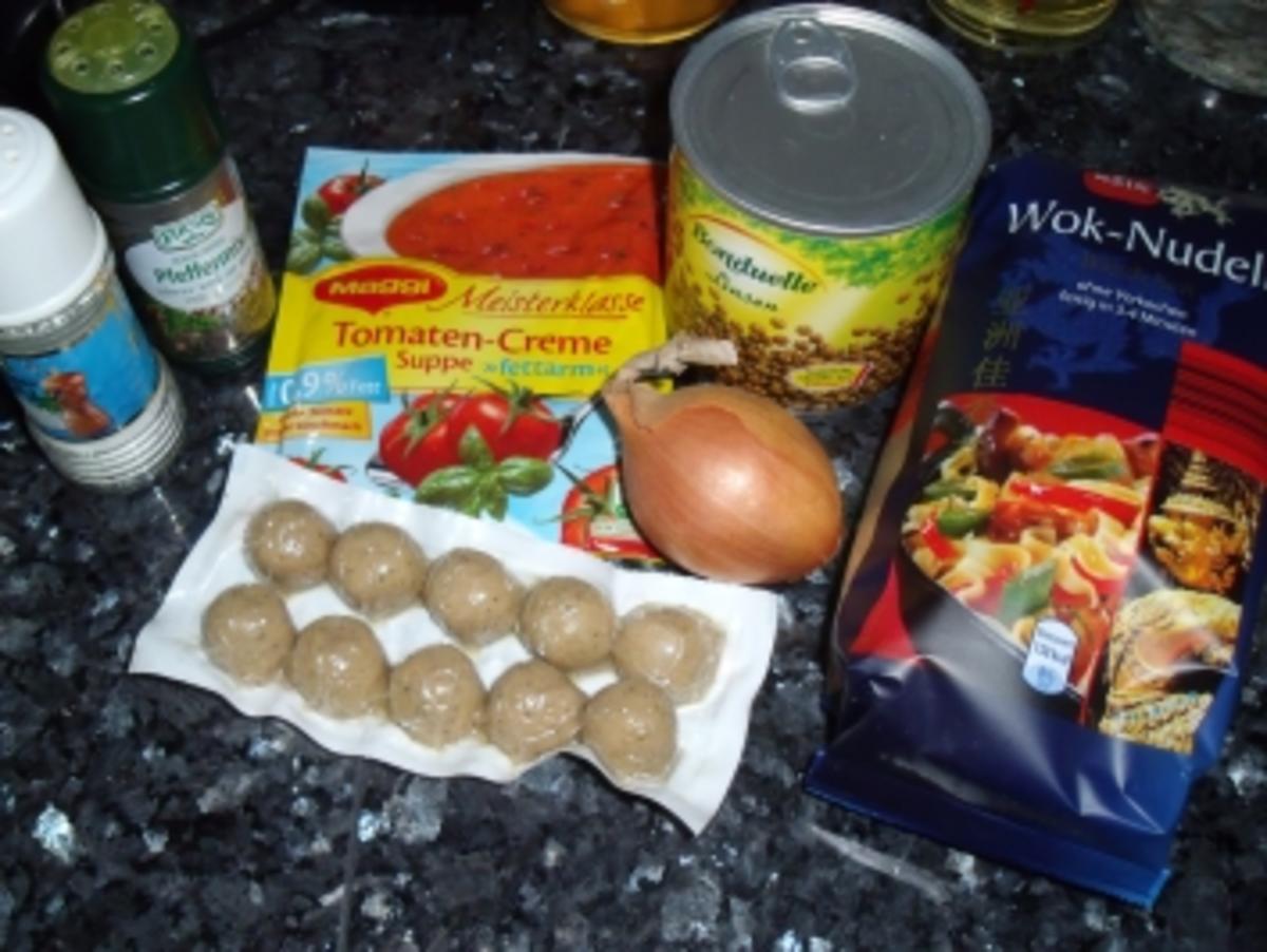 Bilder für Tomatensuppe Keine frischen Zutaten mehr daheim, aber Hunger? Dann muss eben der Vorratsschrank herhalten :-) Geht auch - Rezept