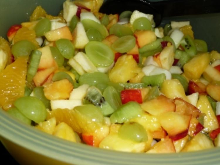 Obstsalat mit Ananas frisch-kleinschneiden,am besten mit dem ...