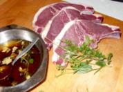 Wildschwein-Kotelett mit Pfifferlingen und Rosmarin-Kartoffelpuffer - Rezept