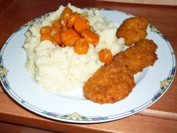 Rezept: Hähnchen-Minischnitzel mit Möhren im Kartoffelnest Hähnchen-Minischnitzel mit Möhren im Kartoffelnest - Rezept