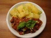 Kartoffeln mit Bolognese und Staudensellerie - Rezept