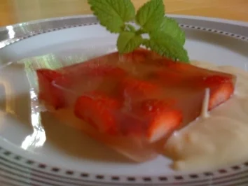 Zitronengras Gelee mit Erdberen an Kokosschaum - Rezept