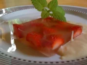 Zitronengras Gelee mit Erdberen an Kokosschaum - Rezept