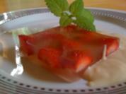Zitronengras Gelee mit Erdberen an Kokosschaum - Rezept