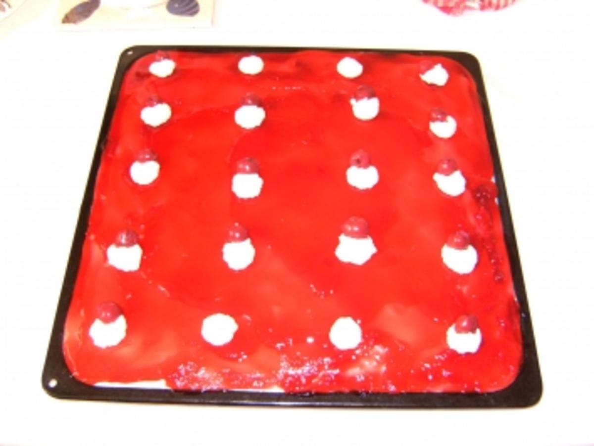 Bilder für BLECHKUCHEN - Rotkäppchenkuchen - Rezept