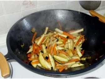 Rezept: Gebratene Eiernudeln mit Hähnchenbrust Bild Nr. 3 Gebratene Eiernudeln mit Hähnchenbrust - Rezept - Bild Nr. 3