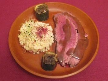 Straußensteak in Dattelsoße an Roter Bete und Zucchini - Rezept