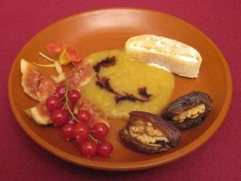 Quarkstrudel Cato der Ältere mit Pfirsichpüree und süßen Orient-Köstlichkeiten - Rezept