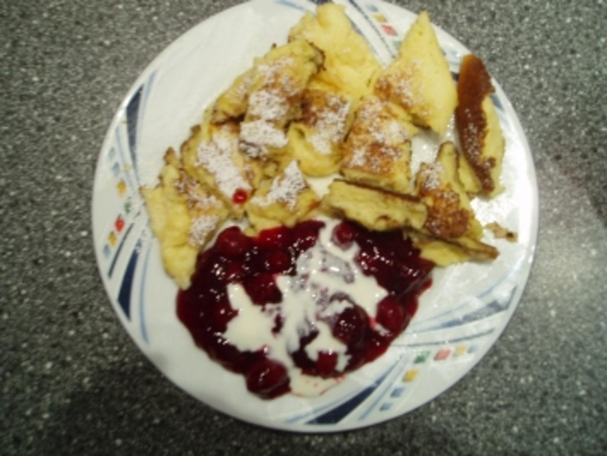 Kaiserschmarren mit Kirsch-Grütze und Vanillesoße - Rezept mit Bild ...