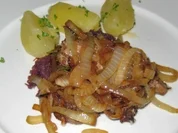 Lammsteak mit Rosmarin, gedünst. Zwiebeln, Petersilienkartoffeln - Rezept