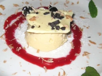 Eifeler Griespudding auf Rotwein-Himbeerspiegel, weiße Schokolade mit Oliven - Rezept