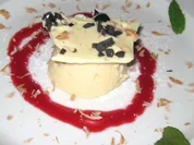 Eifeler Griespudding auf Rotwein-Himbeerspiegel, weiße Schokolade mit Oliven - Rezept