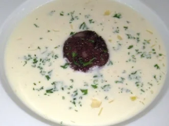 Sauerkraut-Champagnersuppe mit Blutwursttalern - Rezept
