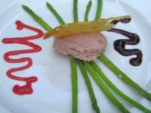 Putenmousse mit grünen Spargelspitzen an Himbeerdressing - Rezept