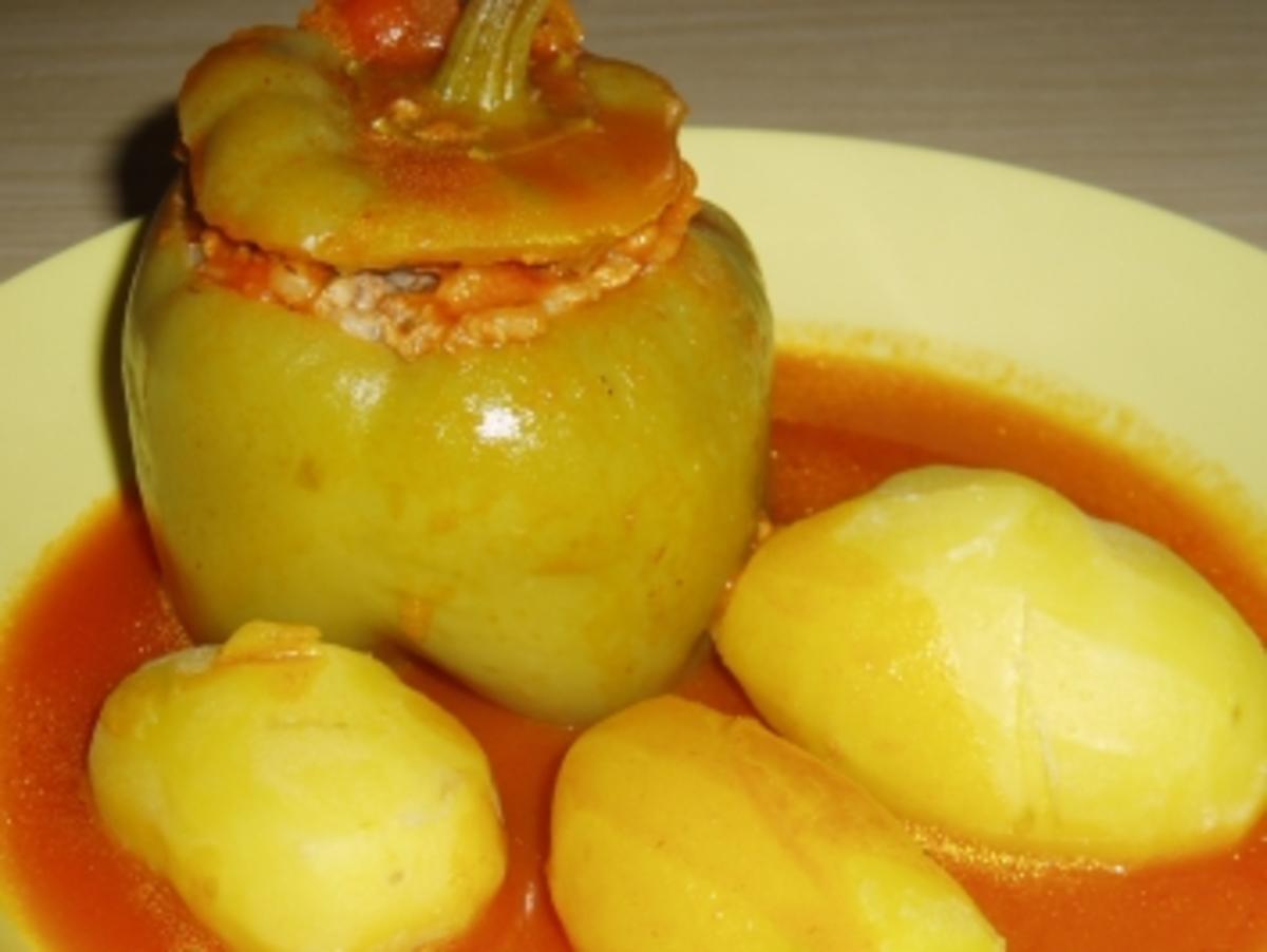 Gefüllte Paprika in Tomatensauce - Rezept - kochbar.de