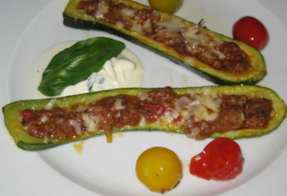 Gefüllte Zucchini in Tomatensauce - Rezept - kochbar.de