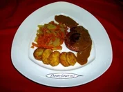 Bratwurstschnecke an Rotweinzwiebelsoße - Rezept