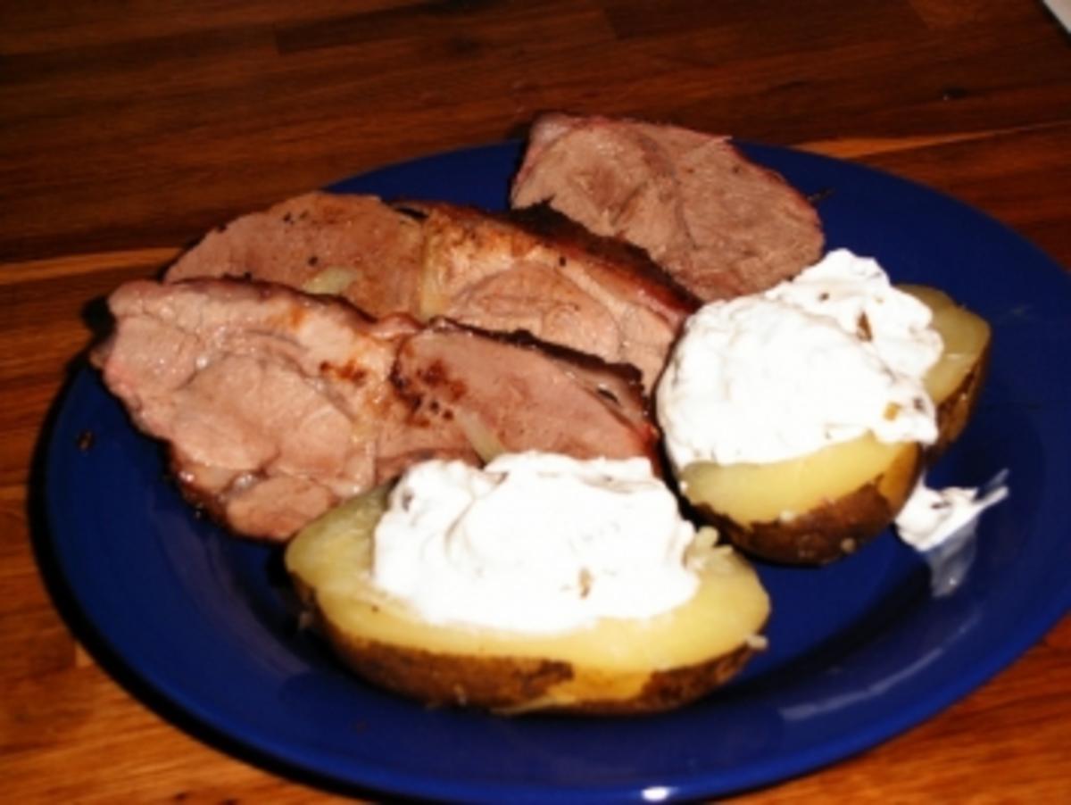Gegrillte Lammkeule mit Kartoffeln und Sour Cream - Rezept - Bild Nr. 4