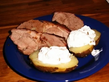 Gegrillte Lammkeule mit Kartoffeln und Sour Cream - Rezept - Bild Nr. 4