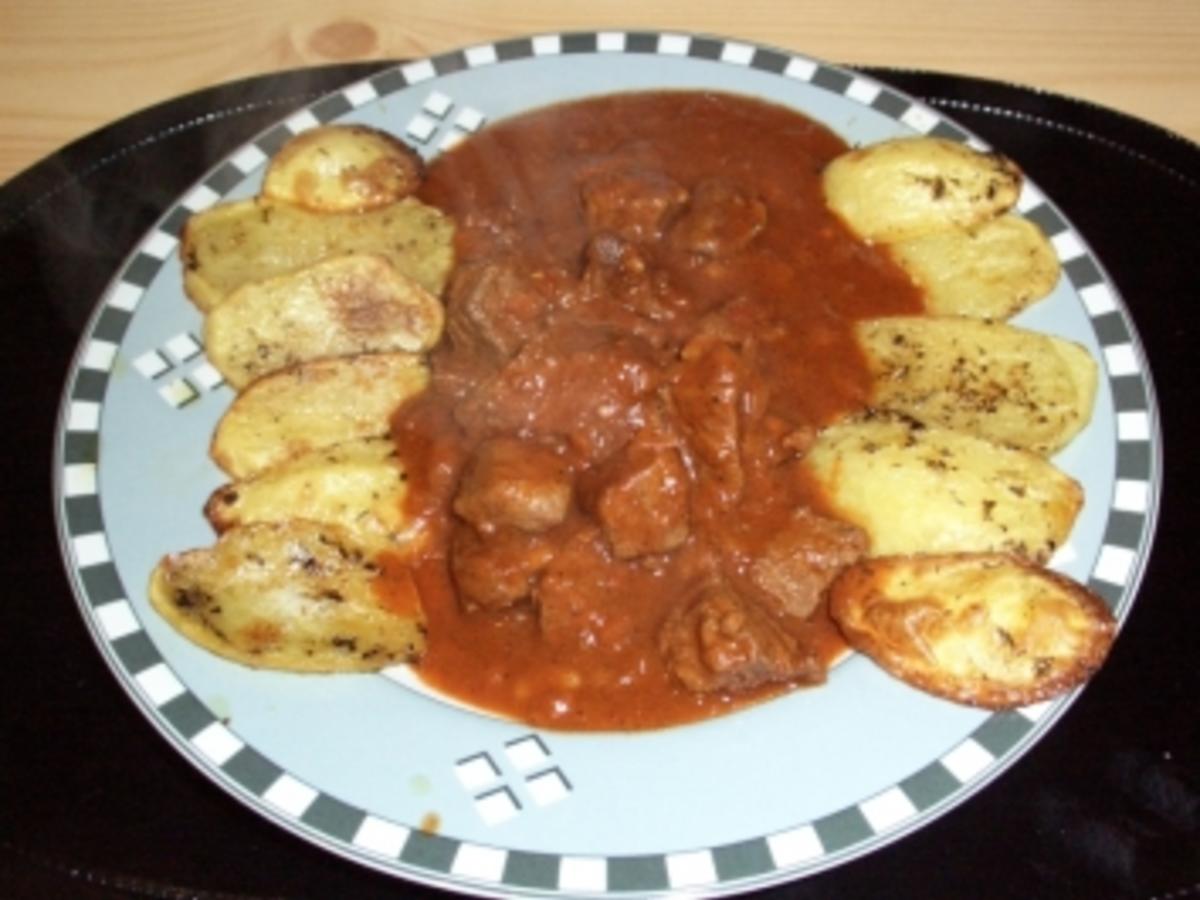 Scharfes Rindergulasch an gebackenen Kartoffeln - Rezept - kochbar.de