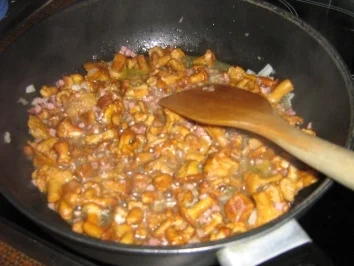 Rezept: Nudeln mit Lachs - Pfifferlingen und Speck Bild Nr. 5 Nudeln mit Lachs - Pfifferlingen und Speck - Rezept - Bild Nr. 5