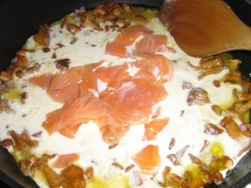 Rezept: Nudeln mit Lachs - Pfifferlingen und Speck Bild Nr. 7 Nudeln mit Lachs - Pfifferlingen und Speck - Rezept - Bild Nr. 7