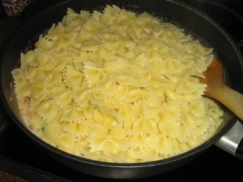 Rezept: Nudeln mit Lachs - Pfifferlingen und Speck Bild Nr. 10 Nudeln mit Lachs - Pfifferlingen und Speck - Rezept - Bild Nr. 10