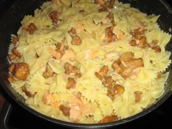 Rezept: Nudeln mit Lachs - Pfifferlingen und Speck Bild Nr. 11 Nudeln mit Lachs - Pfifferlingen und Speck - Rezept - Bild Nr. 11