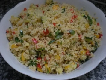 Couscous-Salat mit Gemüse und gerösteten Pinienkernen - Rezept