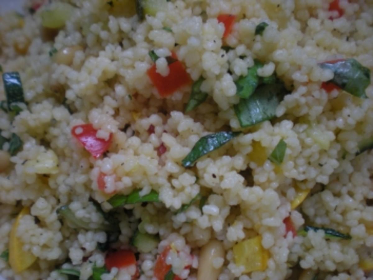 Couscous-Salat mit Gemüse und gerösteten Pinienkernen - Rezept - Bild Nr. 2