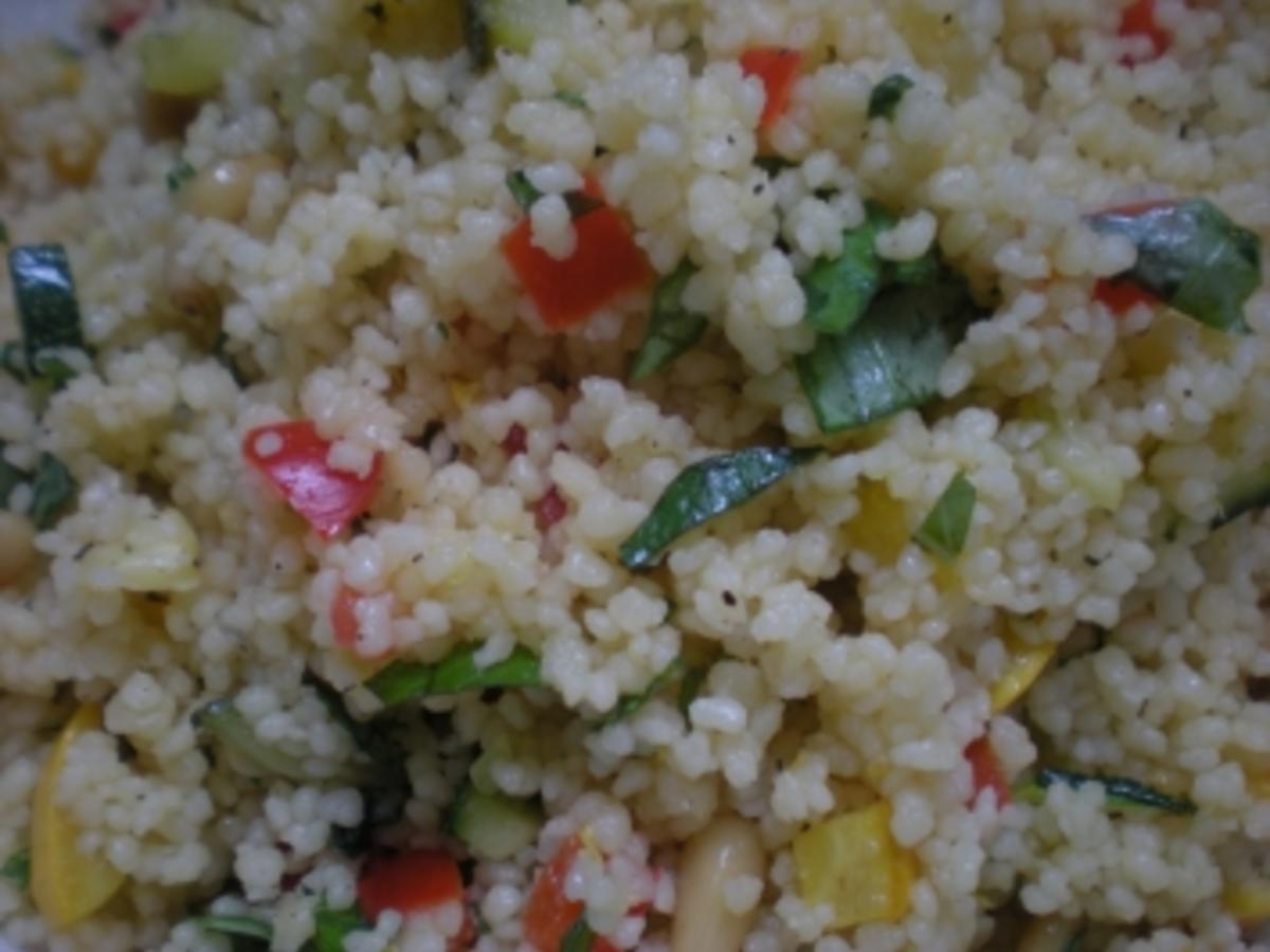 Couscous-Salat mit Gemüse und gerösteten Pinienkernen - Rezept - kochbar.de