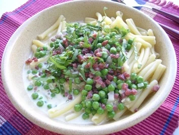 Pasta mit Erbsen-Käse-Speck-Souce>> - Rezept