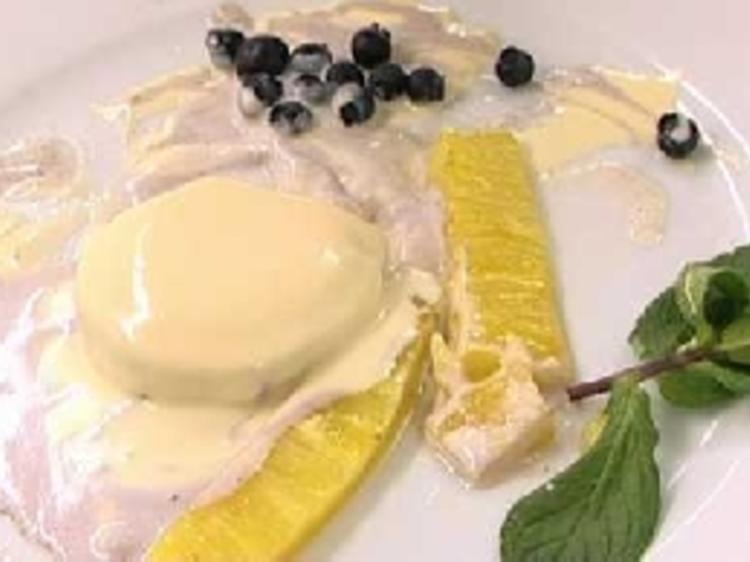 Zweierlei Parfait an gegrillter Ananas mit Minze - einfach - 214 kcal/100g Zweierlei Parfait an gegrillter Ananas mit Minze - einfach - 214 kcal/100g