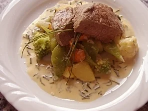 Pochiertes Rinderfilet auf Sommergemüse mit Schnittlauchsauce - Rezept