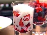 Beerenfrüchte mit Honigmilchschaum - Rezept