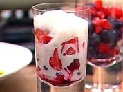 Beerenfrüchte mit Honigmilchschaum - Rezept