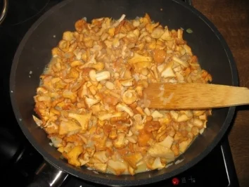 Rezept: Pfifferlinge auf Bandnudeln Bild Nr. 2 Pfifferlinge auf Bandnudeln - Rezept - Bild Nr. 2